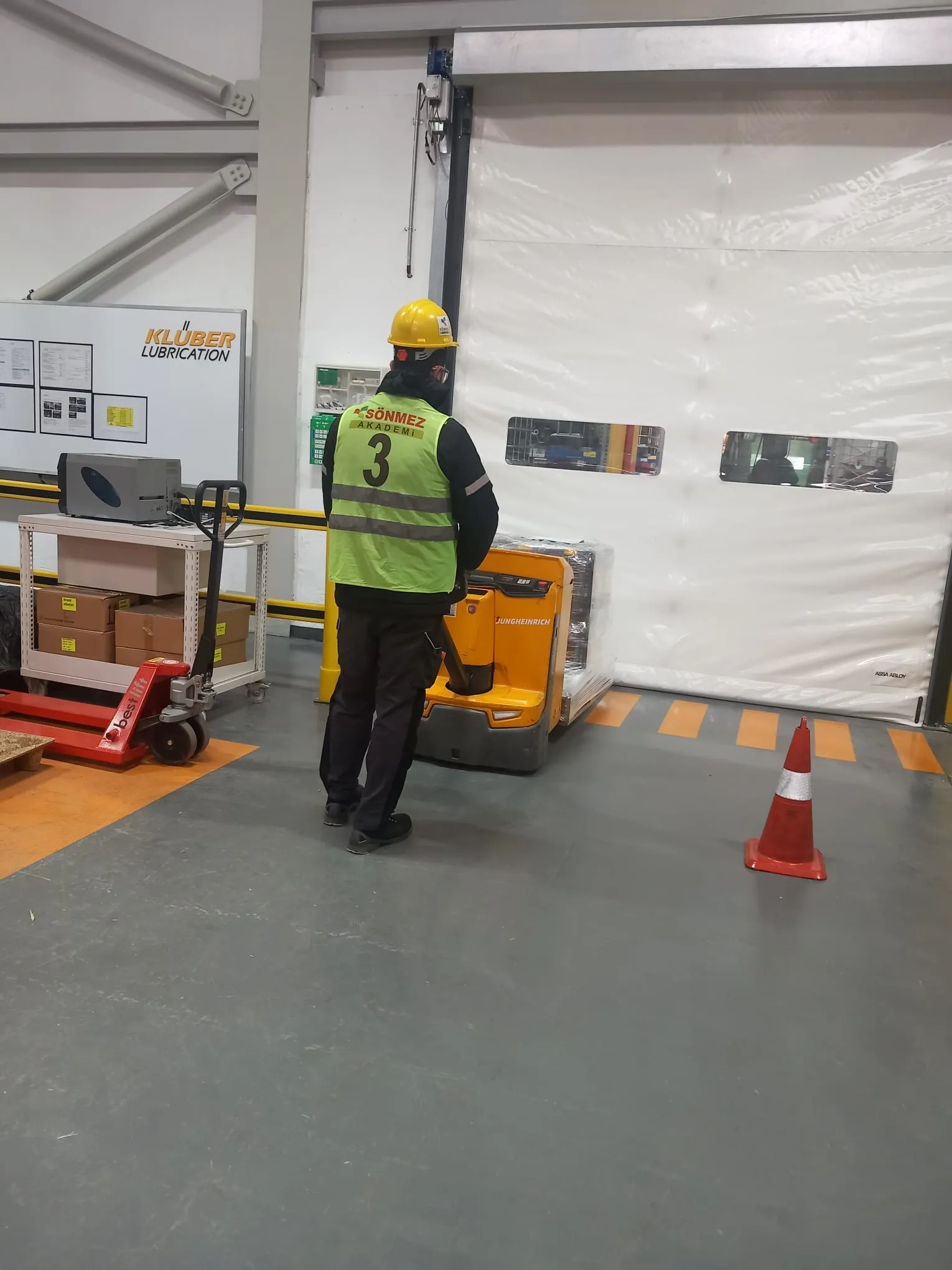 Fabrikada Uygulamalı Güvenli Forklift Kullanım Eğitimi.